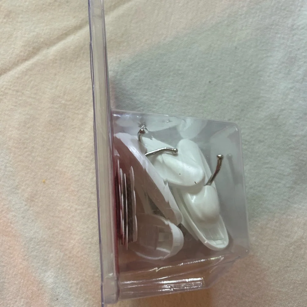 Command White Medium Wire Hooks